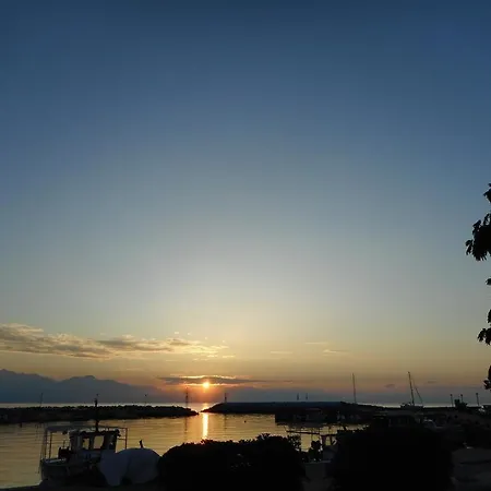 Akroyali Seafront Retreat-modern Seascape Herberg